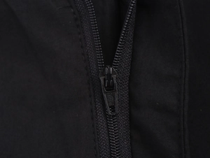 Detailaufnahme eines hochwertigen schwarzen Reißverschlusses an der Freizeithose
