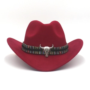 Détail d'un chapeau de cow-boy rouge avec bande tressée et décoration tête de taureau