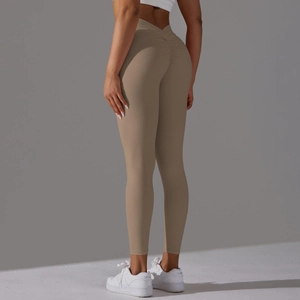 Détail du legging de yoga kaki taille haute avec taille en V et design plissé aux fesses