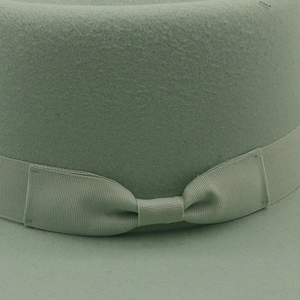 Gros plan détaillé du chapeau fedora vert sauge avec ruban côtelé et texture laine