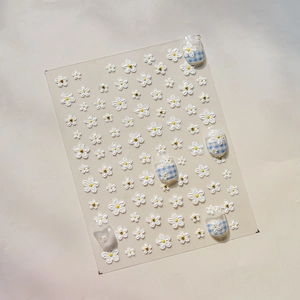 Nail stickers with white daisies and golden centers on blue checkered nails, model TO 4870