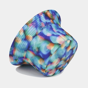 Détail d'un chapeau bob tie-dye coloré avec coutures renforcées sur le bord pour l'été