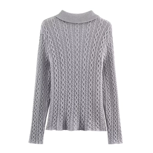 Clásico jersey de cuello alto gris con trenzado de punto grueso para el otoño