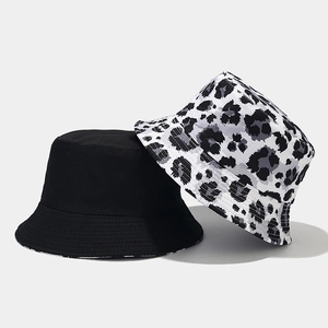 Cappelli a secchiello reversibili con nero classico e stampa leopardata alla moda