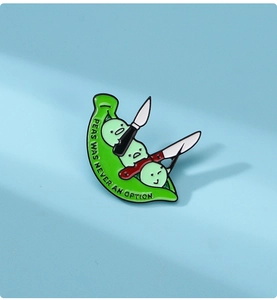 Détail de la broche cosse de pois verte en émail avec texte Peas Was Never An Option
