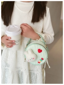 Détail du sac rond vert menthe pour enfants avec lapin 3D et inscription LOVE brodée