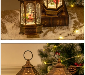 Dettaglio di lanterna natalizia in bronzo vintage con Babbo Natale e glitter argentati