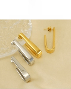 Détails des boucles d'oreilles en forme de U en acier or et argent sur soie