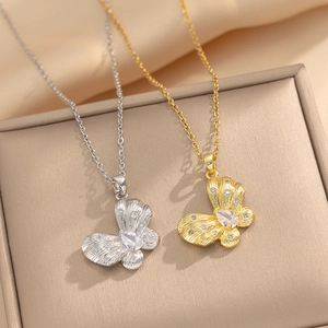 Collier avec pendentif papillon brossé orné de zircons en finitions argent et or