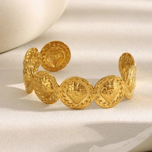 Bracelet jonc en acier inoxydable plaqué or 18 carats avec reliefs fraise et étoile