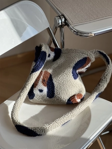 Détail du petit sac à bandoulière en peluche douce avec un motif de chien mignon