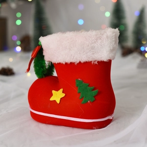 Nahaufnahme der beflockten roten Weihnachtsstiefel-Geschenktüte mit Details
