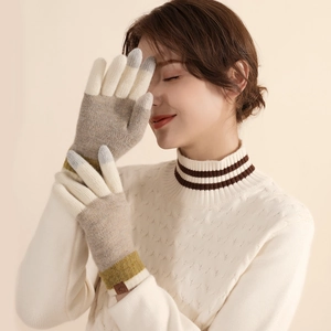 Nordic gradient wool touch screen gloves in beige and khaki for winter warmth