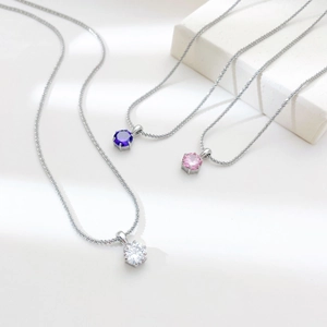 Ensemble élégant de colliers argentés avec pendentifs en cristal blanc, rose et violet
