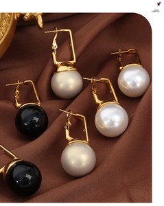 Détails de boucles d'oreilles géométriques avec perles colorées et monture dorée