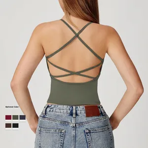 Canotta yoga verde oliva con spalline incrociate sul retro e jeans blu classico