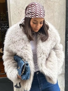 Elegante giacca in pelliccia sintetica grigio chiaro con ampi revers per l'inverno