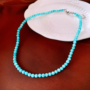 Détail du collier de perles turquoise avec fermoir mousqueton argenté et extension