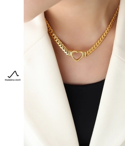 Détail du pendentif cœur en acier plaqué or 18K sur une grosse chaîne cubaine punk