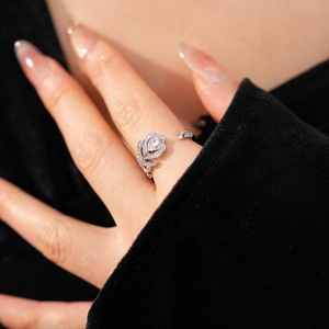 Gros plan d'une bague ouverte en forme de feuille argentée sertie de zircons