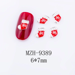 Detailansicht der 6x7mm roten Weihnachtssocken-Nagelcharms mit Schneeflockenmuster
