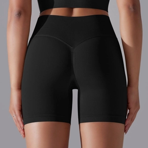 Détail arrière du short de yoga noir sans couture à taille haute avec couture galbante en V