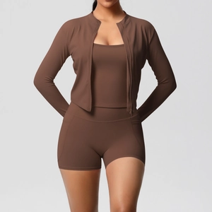 Ensemble de yoga 3 pièces marron moka avec short taille haute et veste zippée