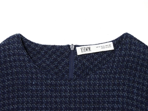 Détail de l'encolure en tweed avec fermeture éclair et étiquette de taille S