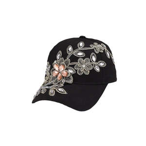 Schwarze Baseballkappe mit goldener Blumenstickerei und rosa Strasssteinen auf Weiß