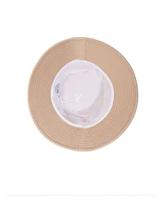 Détail du chapeau beige avec doublure en maille respirante et cordon de serrage réglable