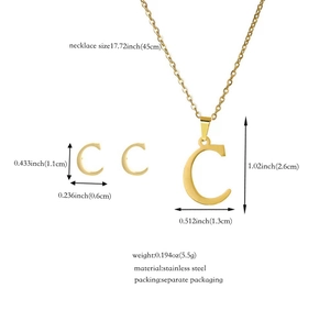 Specifiche dettagliate sulle dimensioni del set collana e orecchini lettera C dorata
