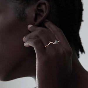 Détail d'une bague dorée ajustable avec agate mousse et zircons sur la main