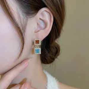Boucles d'oreilles vintage carrées avec cristaux ambre et bleu mer sur monture dorée