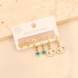 Trois paires de boucles d'oreilles en acier doré avec pendentifs œil et puces oiseau