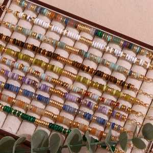 Detail von Perlenarmbändern aus Naturstein mit 18K vergoldeten Perlen und Verlängerungskette