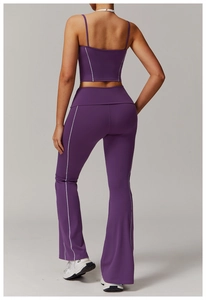 Détail du dos d'un ensemble de yoga violet avec liseré blanc et pantalon taille haute évasé