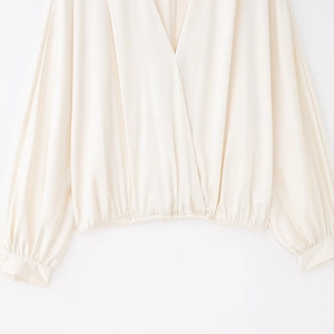 Chemisier élégant en satin de soie blanc crème avec col en V et taille élastique