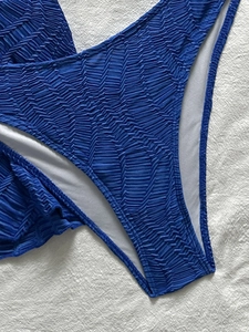 Detail des königsblauen Crinkle-Stoffs an einem Bikini-Unterteil mit Innenfutter