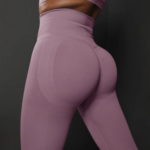 Gros plan du legging de yoga lilas sans couture à taille haute avec effet push-up