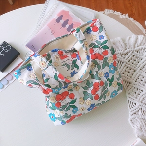Vue détaillée du sac cabas en toile avec imprimé cerise et étiquette Simple Wish