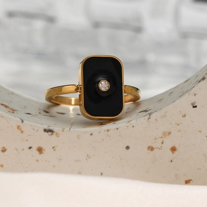 Vue détaillée d'une bague plaquée or 18K avec émail noir et cristal serti au centre