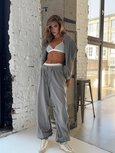 Tuta sportiva retrò grigia tre pezzi con felpa con cappuccio e pantaloni coordinati
