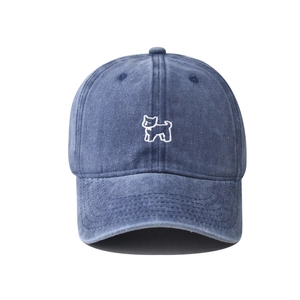 Détail de la casquette vintage en coton délavé avec broderie de chien blanc