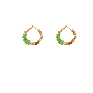 Créoles plaquées or avec perles de cristal vertes et pépites d'or sur fond blanc