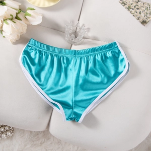 Dettaglio in piano di pantaloncini sportivi in raso blu con bordo bianco e accessori