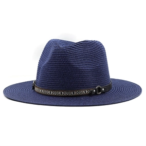 Chapeau de cowboy en paille bleu marine avec ruban ethnique et détail d'anneau en métal