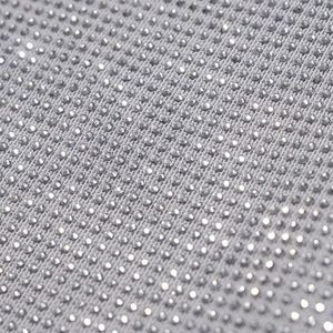 Haut argenté à épaules dénudées avec strass brillants et détails en tissu scintillant