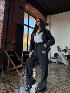 Détail d'un ensemble de survêtement gris foncé avec sweat à capuche et logo brodé Bannerics