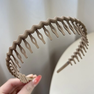 Matte khaki wavy hair hoop with non-slip fine teeth and hollow droplet design for women