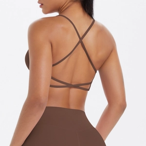 Détail des bretelles croisées au dos d'un soutien-gorge de sport yoga marron foncé